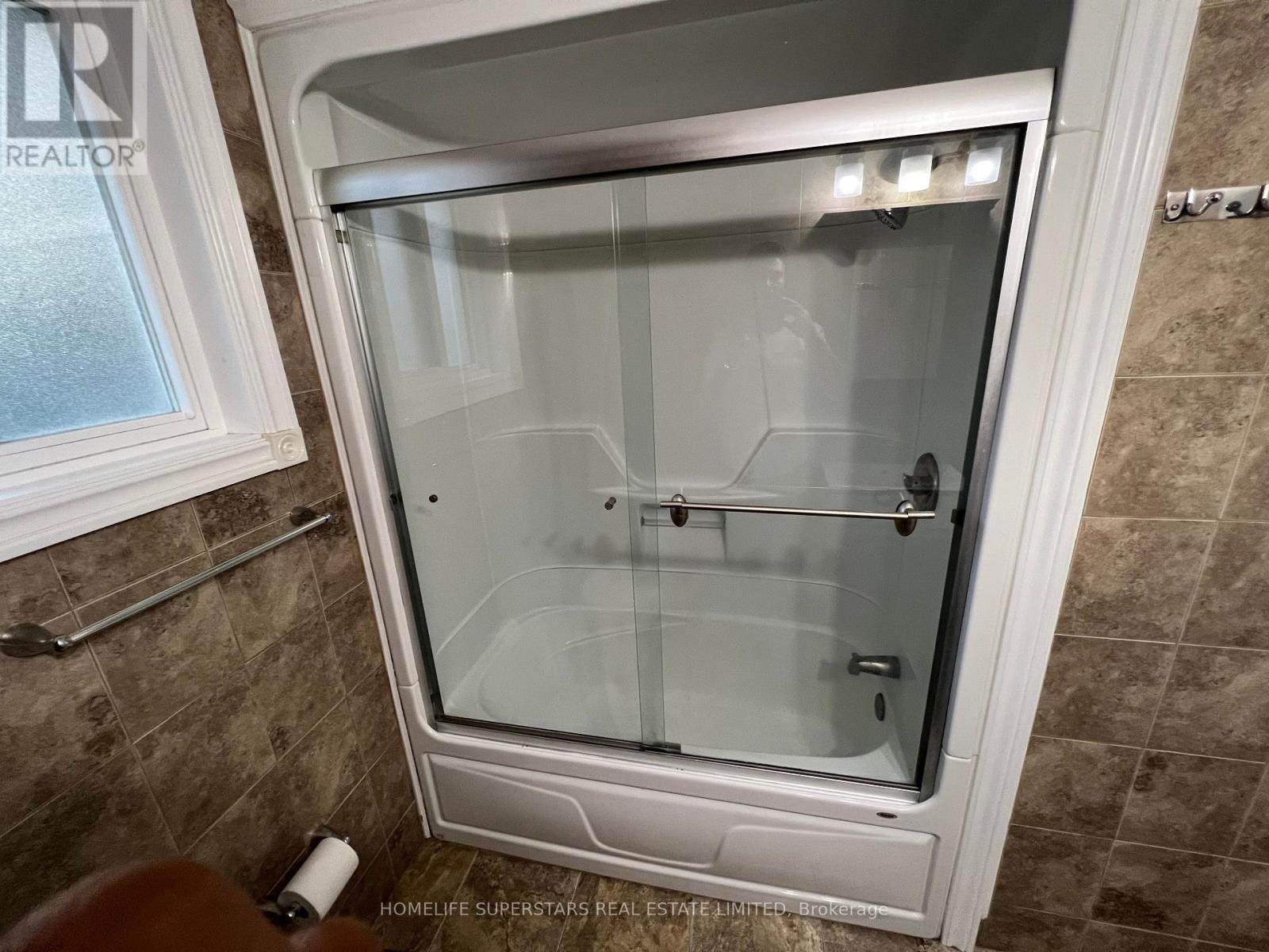 ( Upper ) - 131 Alicewood Court, Toronto, Ontario  M9V 3Y1 - Photo 21 - W12842308