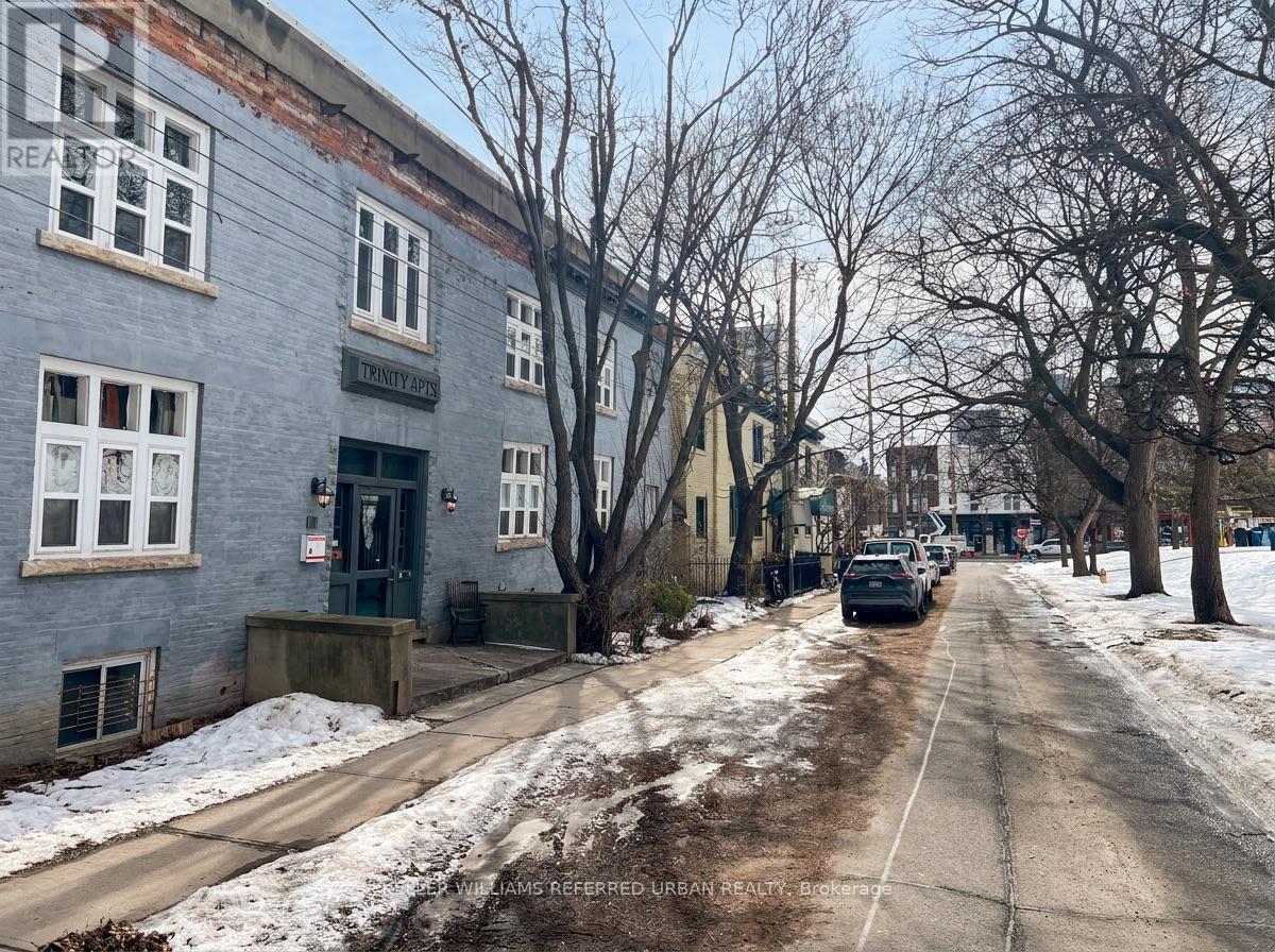 15 Gore Vale Avenue, Toronto, Ontario  M6J 2R5 - Photo 2 - C12842354