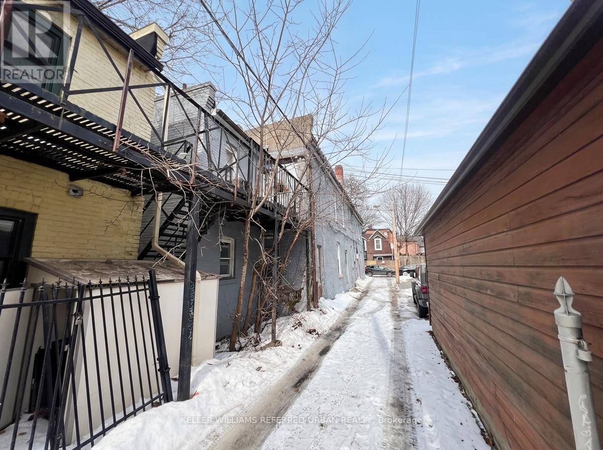 15 Gore Vale Avenue, Toronto, Ontario  M6J 2R5 - Photo 4 - C12842354