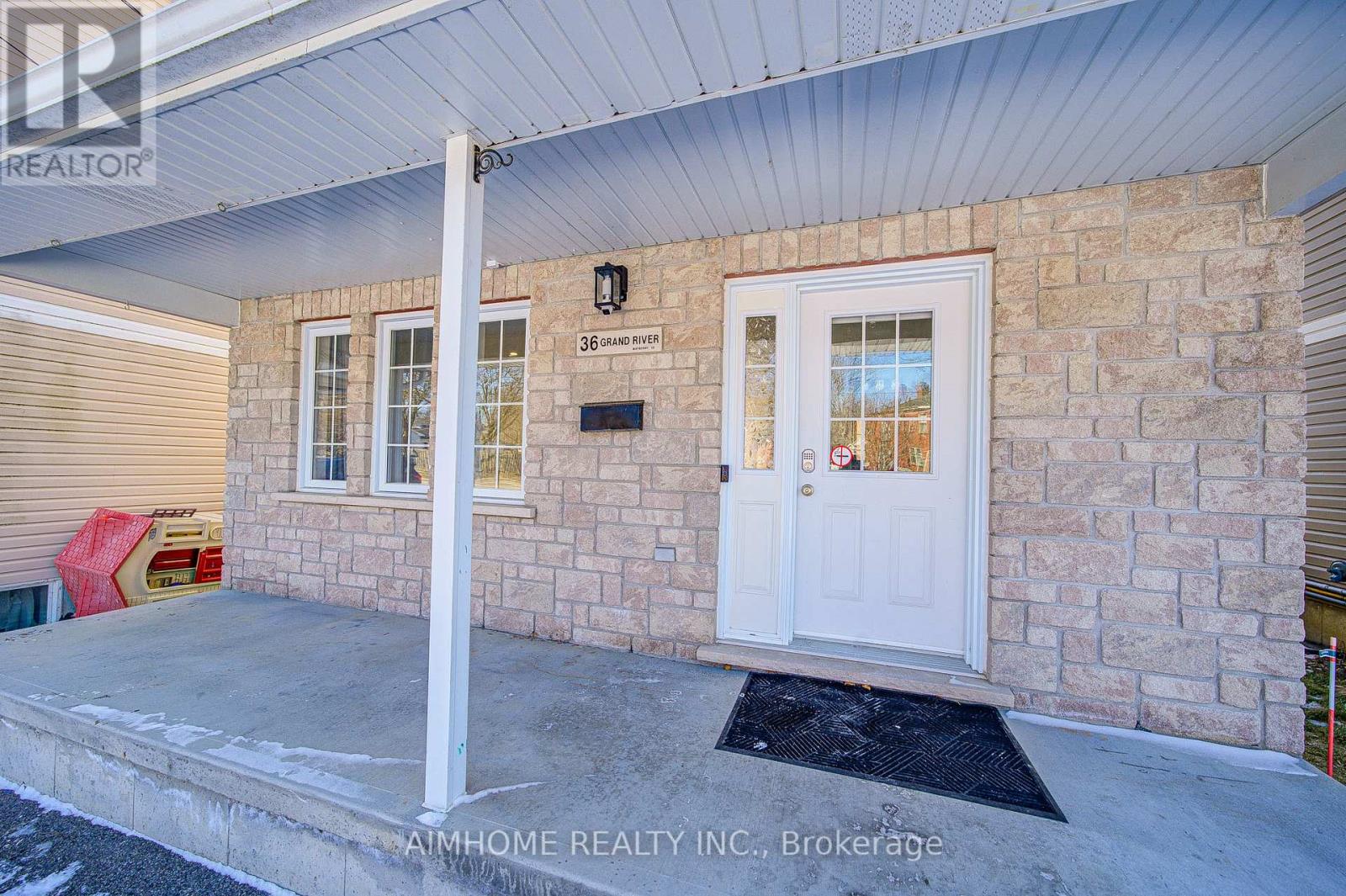 36 Grand River Avenue, Brantford, Ontario  N3T 4W7 - Photo 2 - X12842342