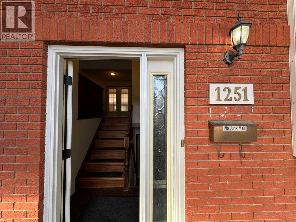 1251 St Catherine Road N, Lethbridge, Alberta  T1H 4E9 - Photo 2 - A2289681