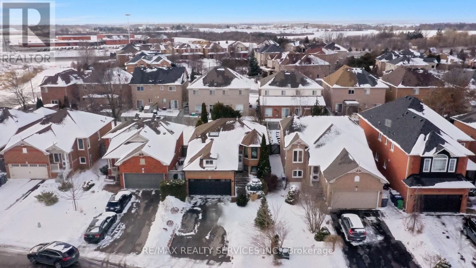 8 Bradwick Court, Caledon, Ontario  L7C 1B6 - Photo 4 - W12842406