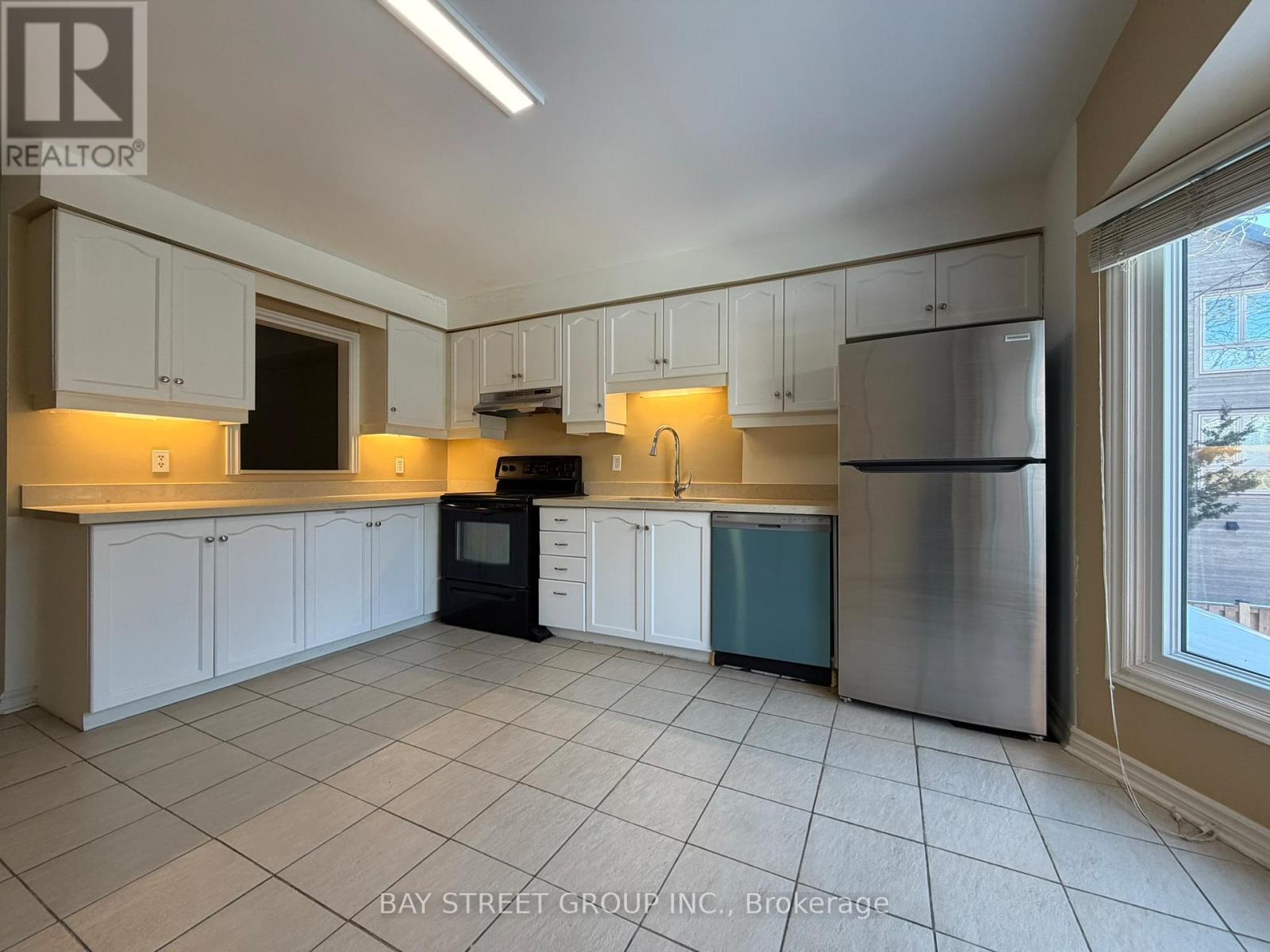 23 - 1100 Queens Avenue, Oakville, Ontario  L6H 2B5 - Photo 2 - W12842428