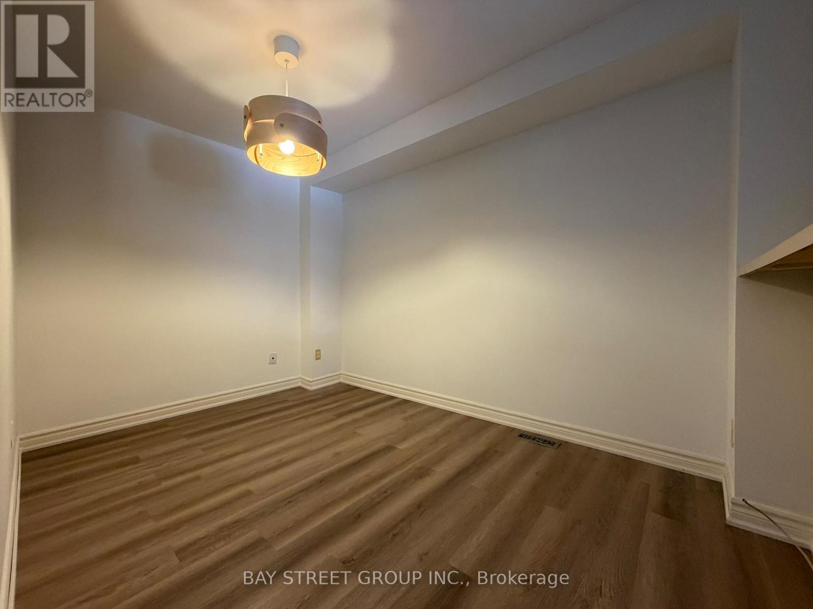 23 - 1100 Queens Avenue, Oakville, Ontario  L6H 2B5 - Photo 4 - W12842428