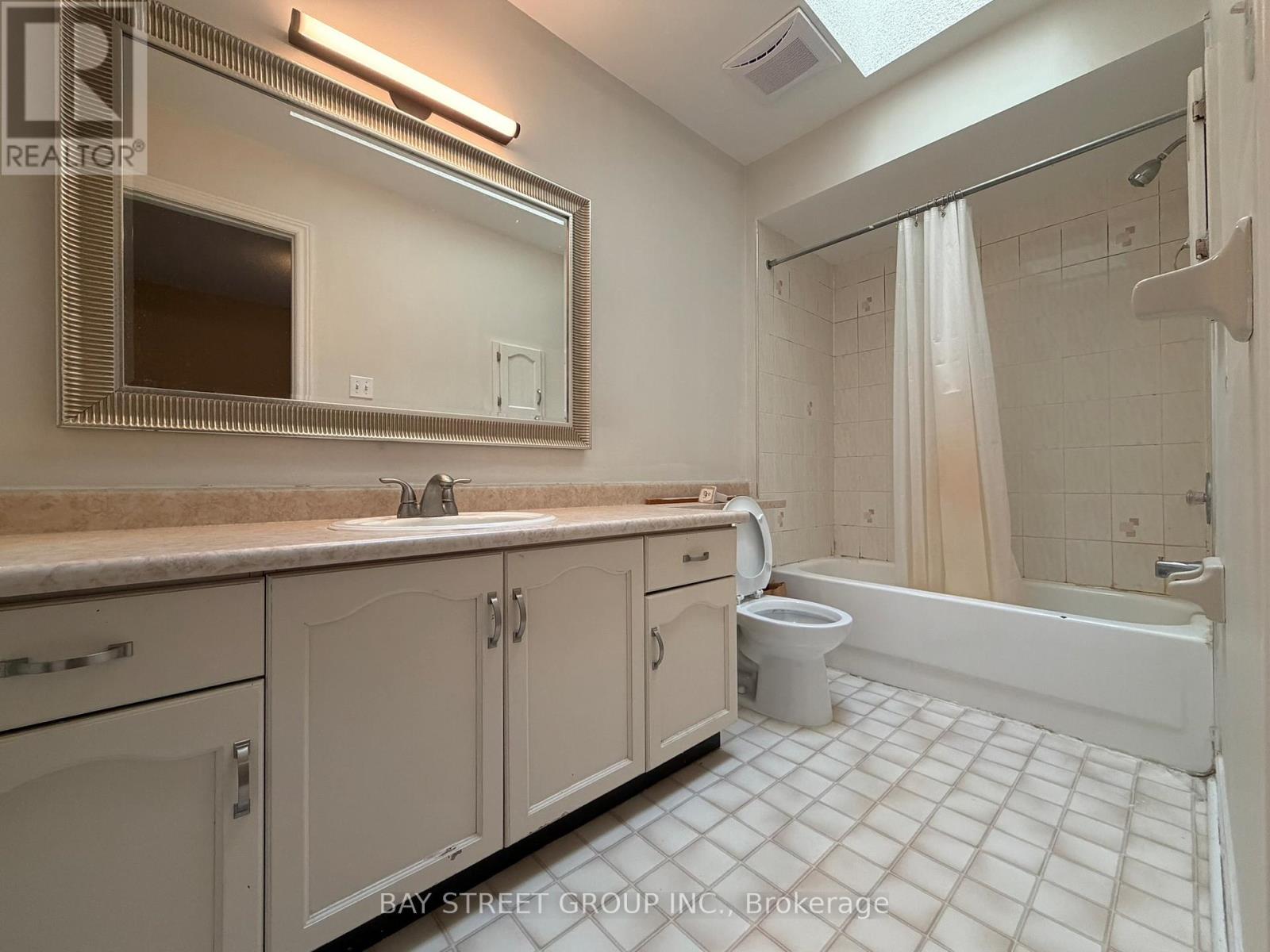 23 - 1100 Queens Avenue, Oakville, Ontario  L6H 2B5 - Photo 7 - W12842428