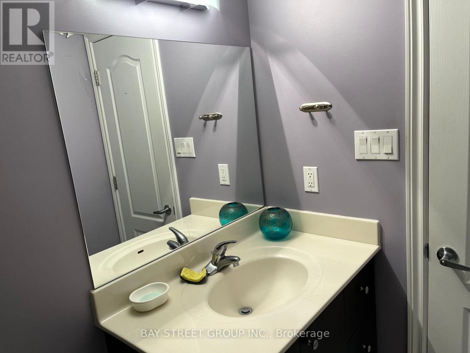 8 Dovetail Drive, Richmond Hill, Ontario  L4E 5B1 - Photo 13 - N12842430