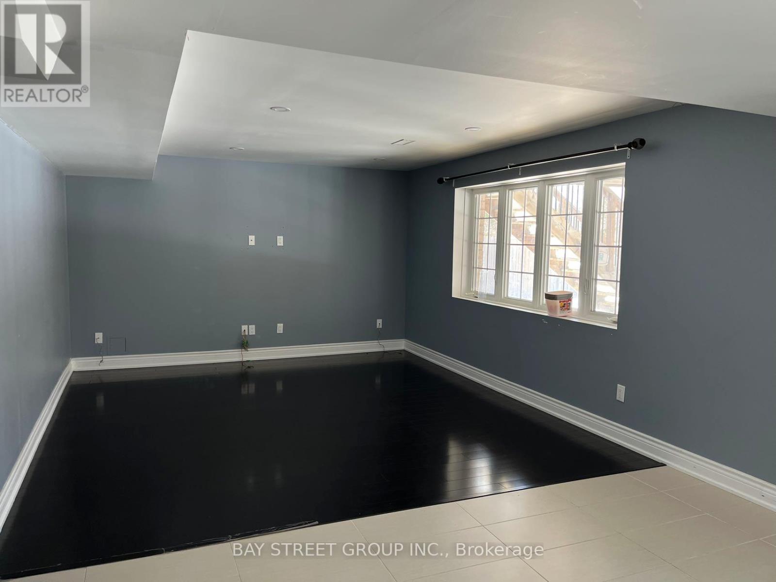 8 Dovetail Drive, Richmond Hill, Ontario  L4E 5B1 - Photo 5 - N12842430