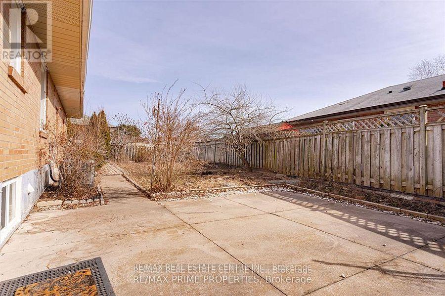 492 Pinegrove Road, Oakville, Ontario L6K 2C3 - Photo 13 - W12842432