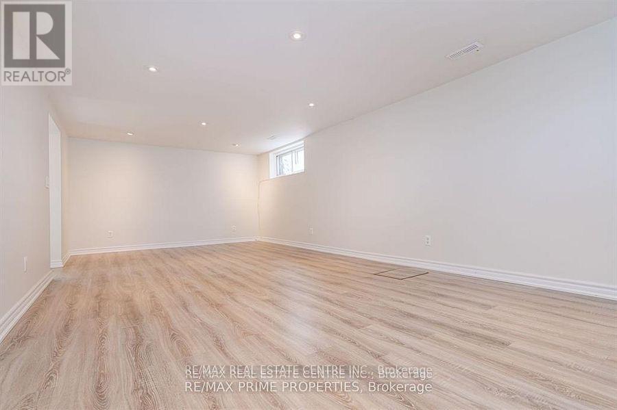 492 Pinegrove Road, Oakville, Ontario L6K 2C3 - Photo 15 - W12842432