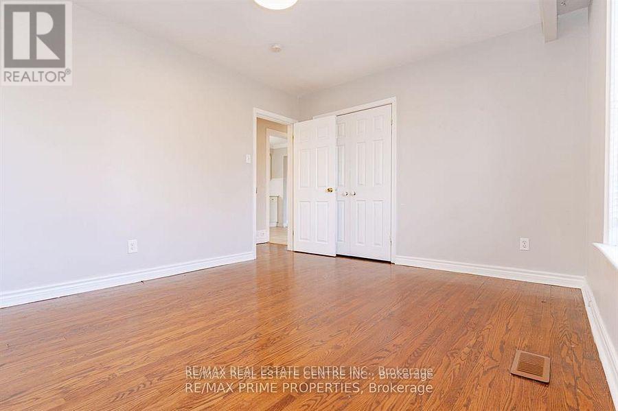 492 Pinegrove Road, Oakville, Ontario L6K 2C3 - Photo 21 - W12842432