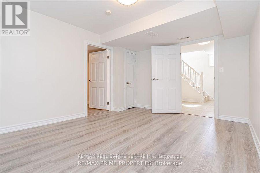 492 Pinegrove Road, Oakville, Ontario L6K 2C3 - Photo 5 - W12842432