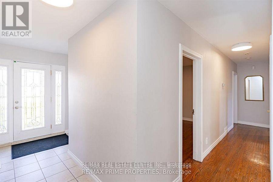 492 Pinegrove Road, Oakville, Ontario L6K 2C3 - Photo 9 - W12842432