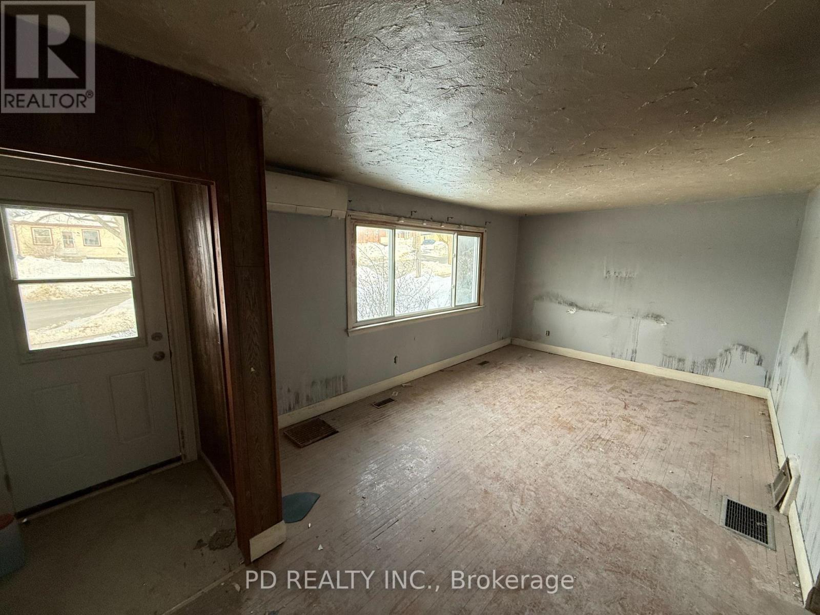 1028 Western Avenue, Peterborough, Ontario  K9J 5W4 - Photo 5 - X12842520