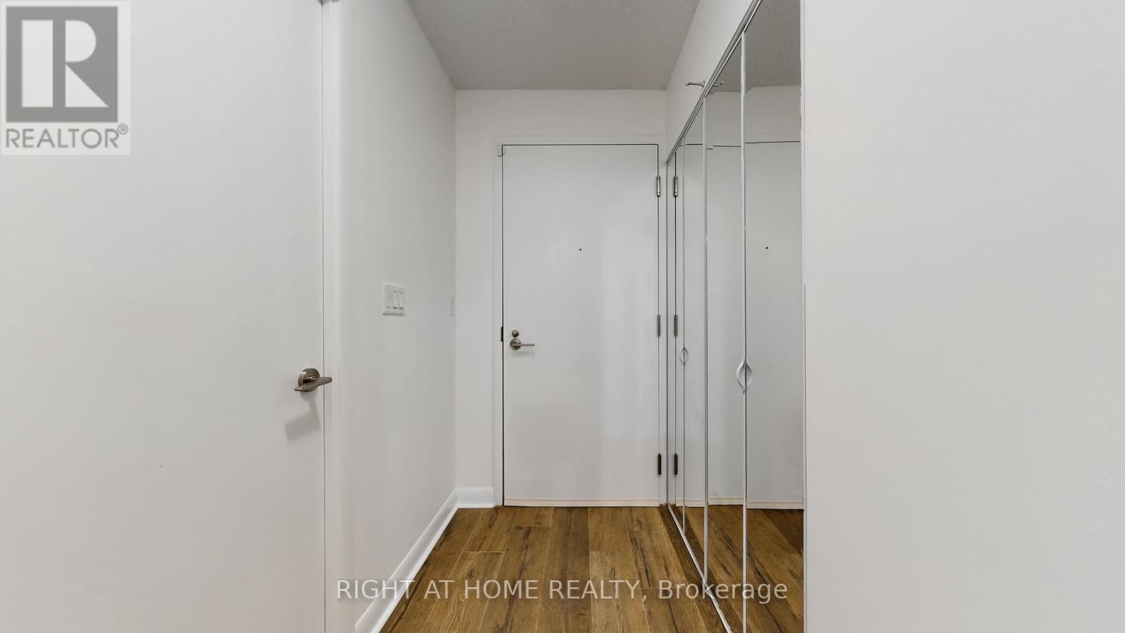 Th106 - 15 Bruyeres Mews, Toronto, Ontario  M5V 0A7 - Photo 5 - C12642638