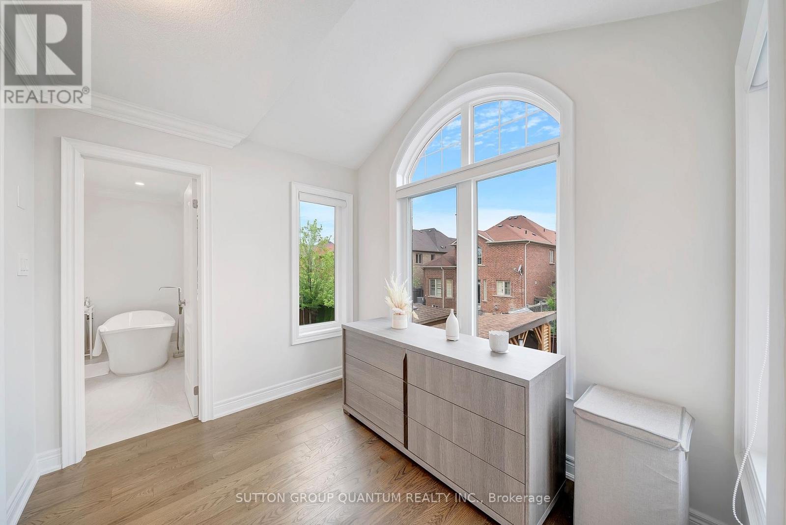 2201 Hillmount Drive, Oakville, Ontario  L6M 0H9 - Photo 20 - W12435440