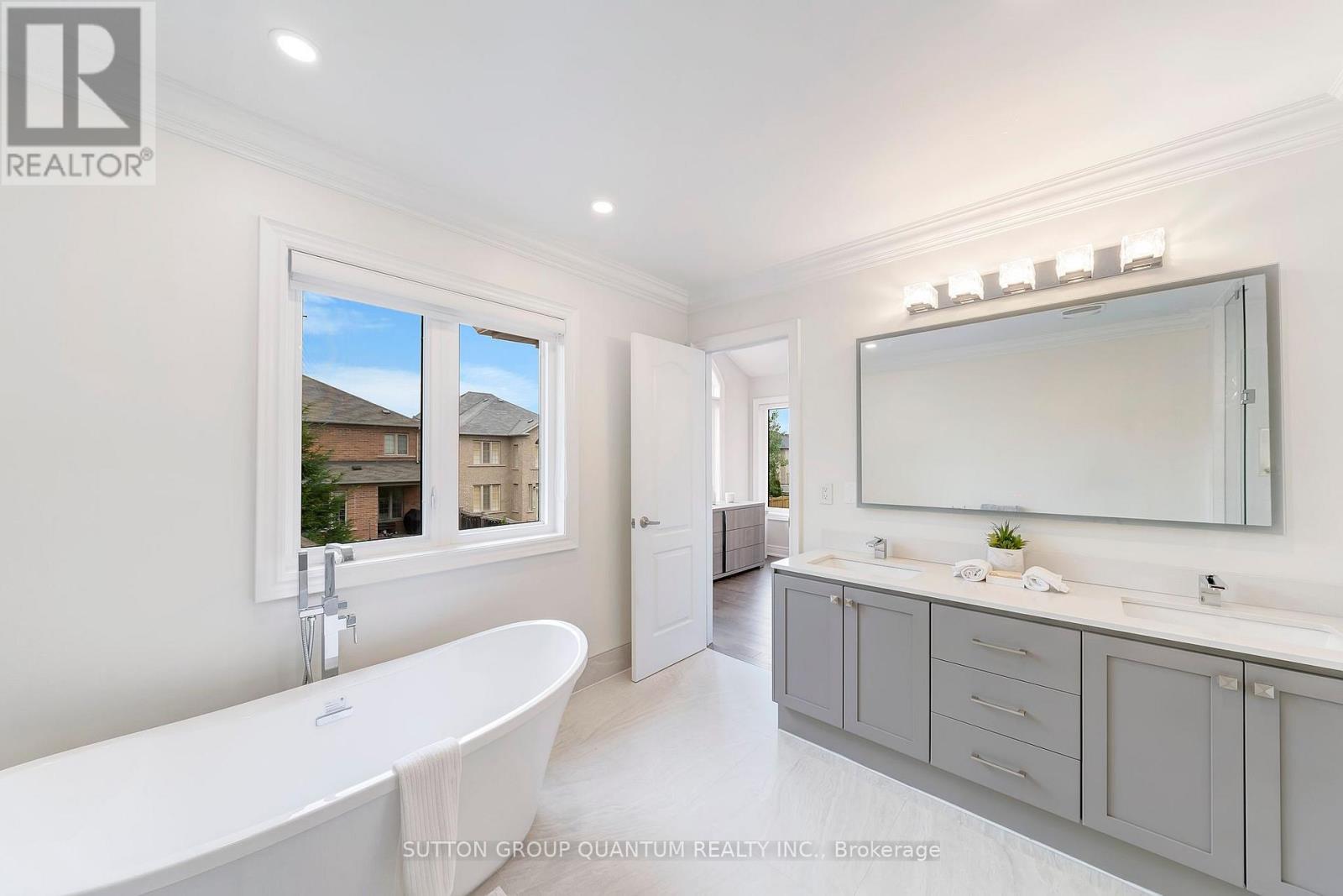 2201 Hillmount Drive, Oakville, Ontario  L6M 0H9 - Photo 23 - W12435440