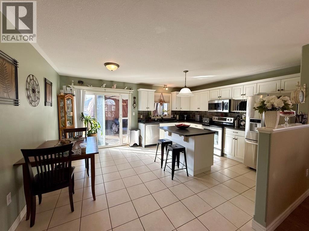 4015 Applewood Drive, Petrolia, Ontario  N0N 1R0 - Photo 10 - 26004494