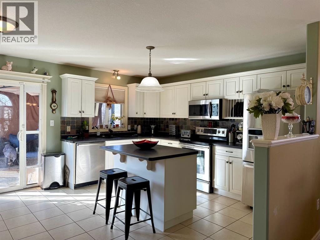 4015 Applewood Drive, Petrolia, Ontario  N0N 1R0 - Photo 11 - 26004494