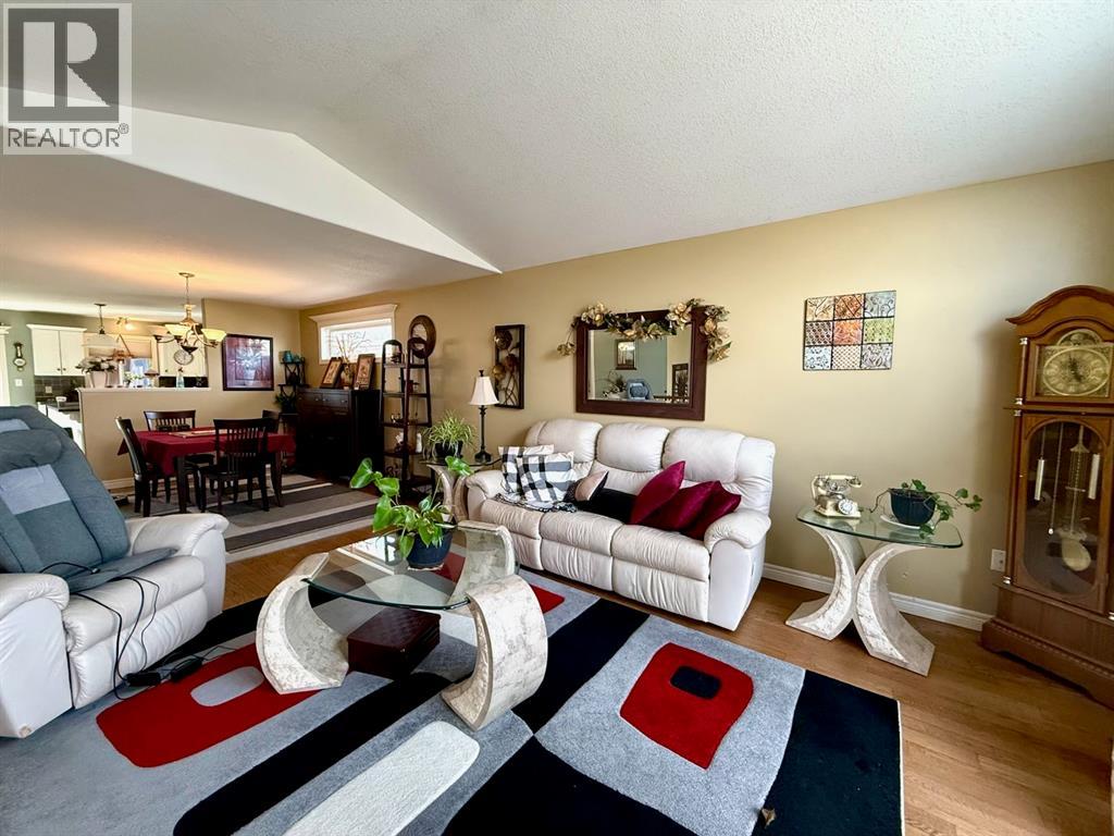 4015 Applewood Drive, Petrolia, Ontario  N0N 1R0 - Photo 6 - 26004494