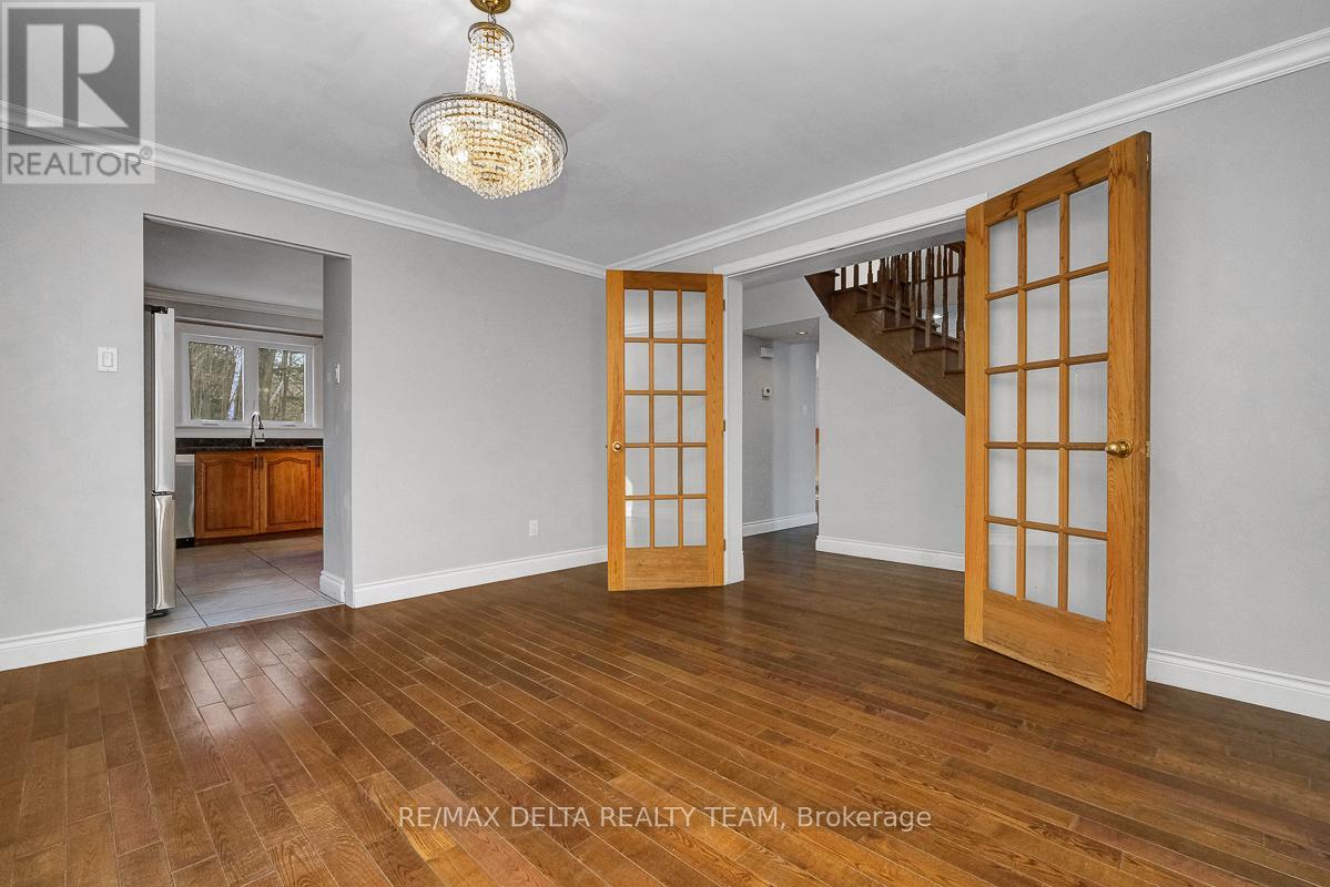 1662 Hunters Run Drive W, Ottawa, Ontario  K1C 2H3 - Photo 10 - X12842488