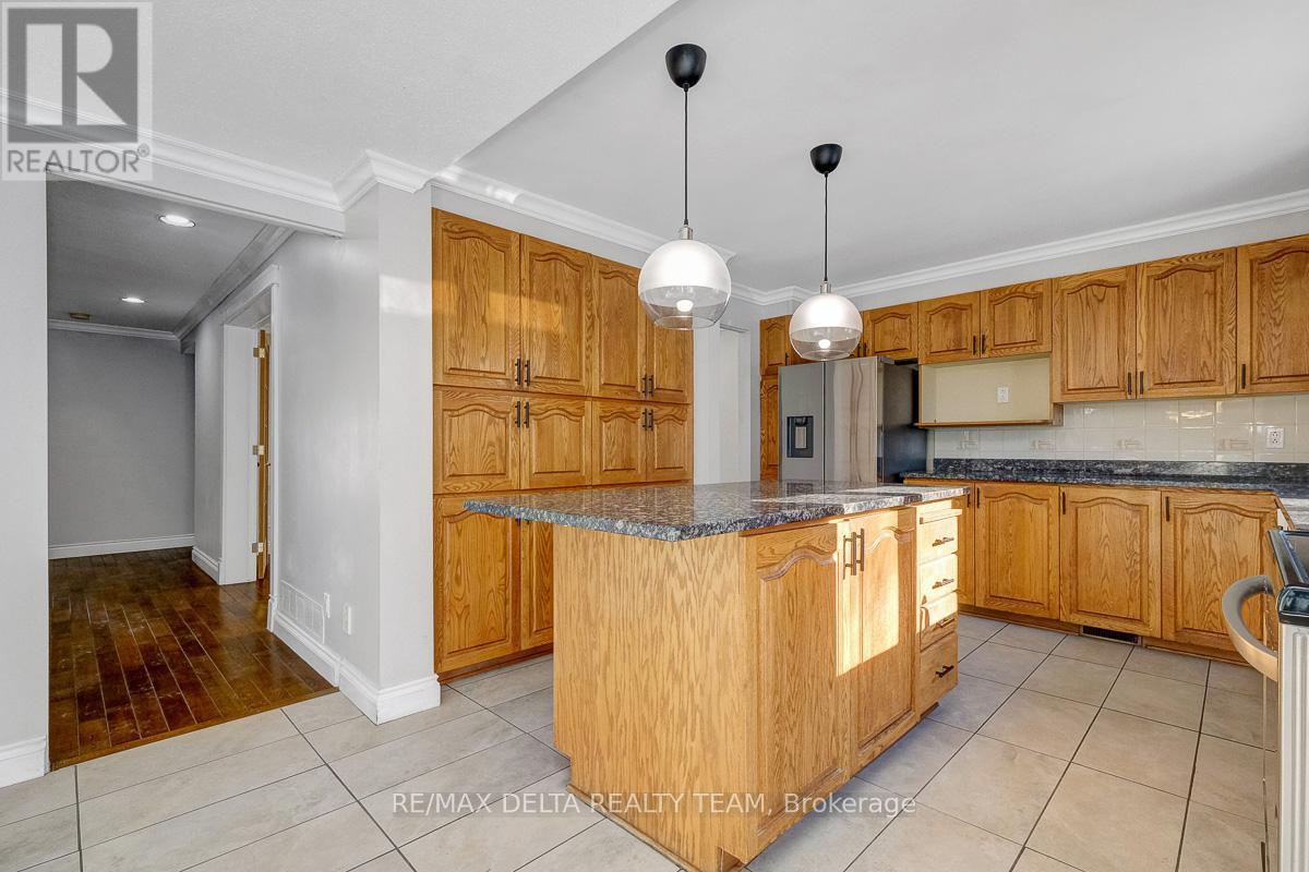 1662 Hunters Run Drive W, Ottawa, Ontario  K1C 2H3 - Photo 18 - X12842488