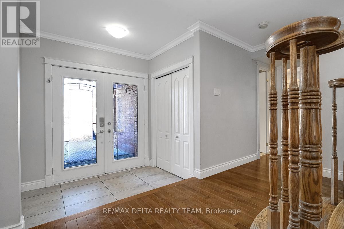 1662 Hunters Run Drive W, Ottawa, Ontario  K1C 2H3 - Photo 3 - X12842488