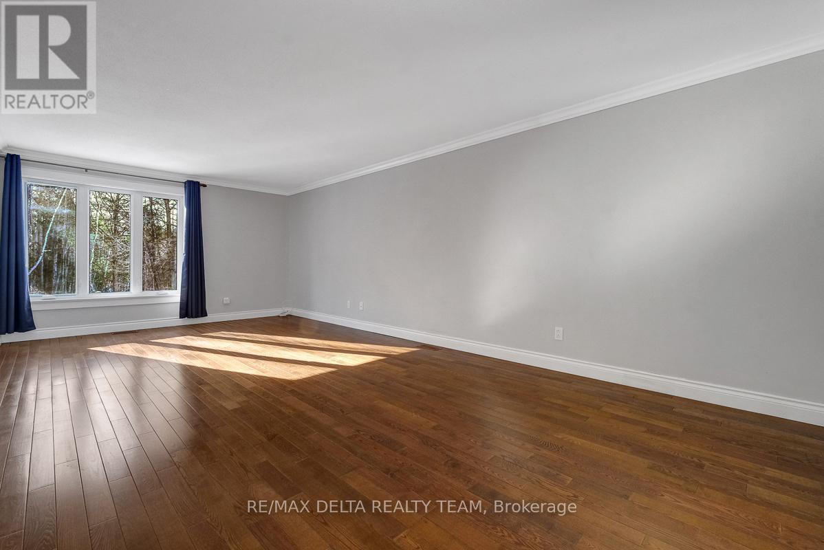 1662 Hunters Run Drive W, Ottawa, Ontario  K1C 2H3 - Photo 30 - X12842488