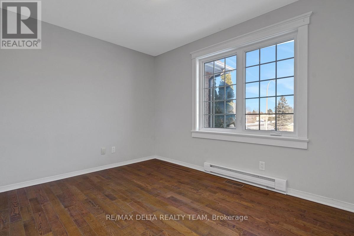 1662 Hunters Run Drive W, Ottawa, Ontario  K1C 2H3 - Photo 38 - X12842488