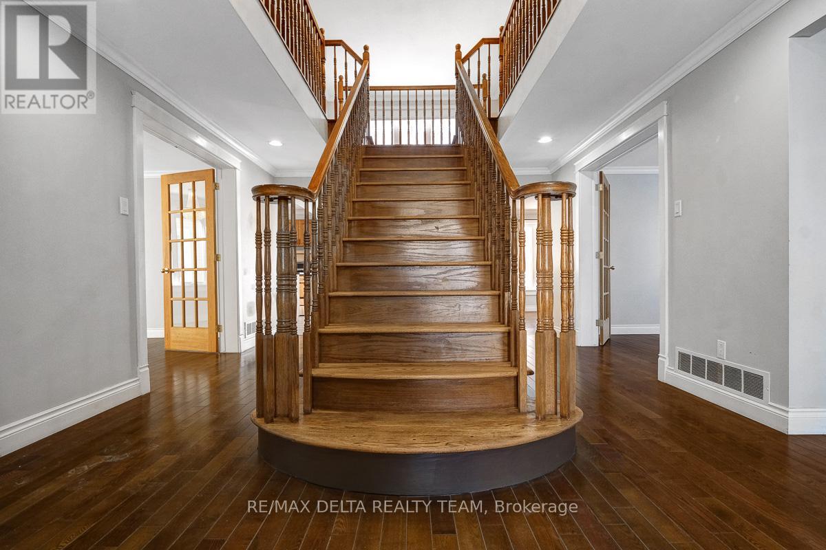 1662 Hunters Run Drive W, Ottawa, Ontario  K1C 2H3 - Photo 4 - X12842488