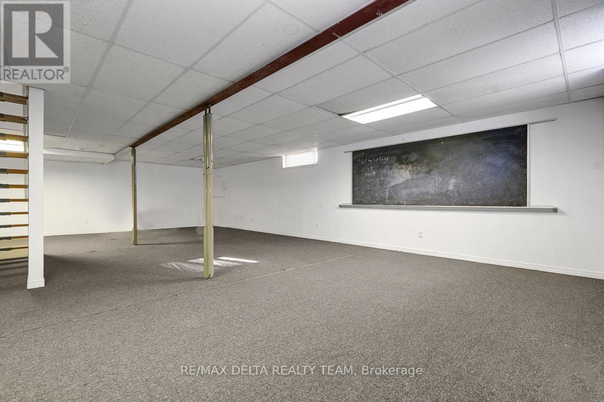 1662 Hunters Run Drive W, Ottawa, Ontario  K1C 2H3 - Photo 45 - X12842488