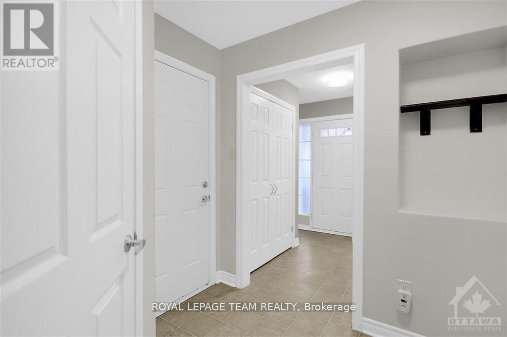 914 Messor Crescent, Ottawa, Ontario  K2S 0L7 - Photo 4 - X12842544