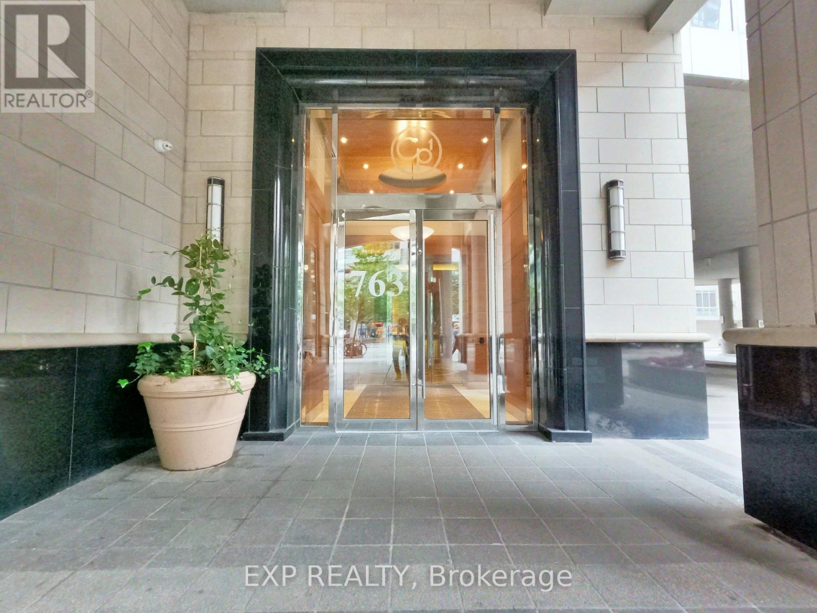 1901 - 761 Bay Street, Toronto, Ontario  M5G 2R2 - Photo 2 - C12842480