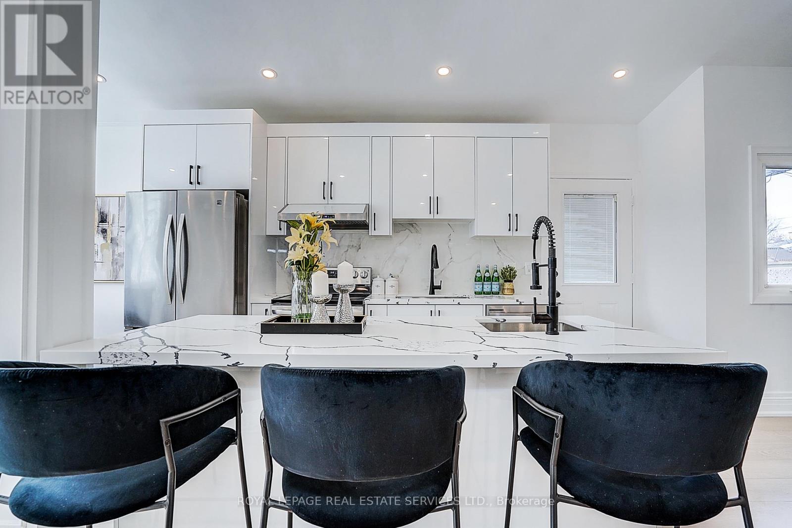 21 HOLFORD CRESCENT, Toronto, Ontario