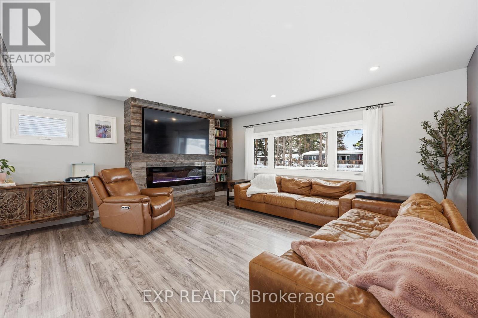 22 Cecil Street, Essa (Angus), Ontario  L0M 1B3 - Photo 6 - N12842466