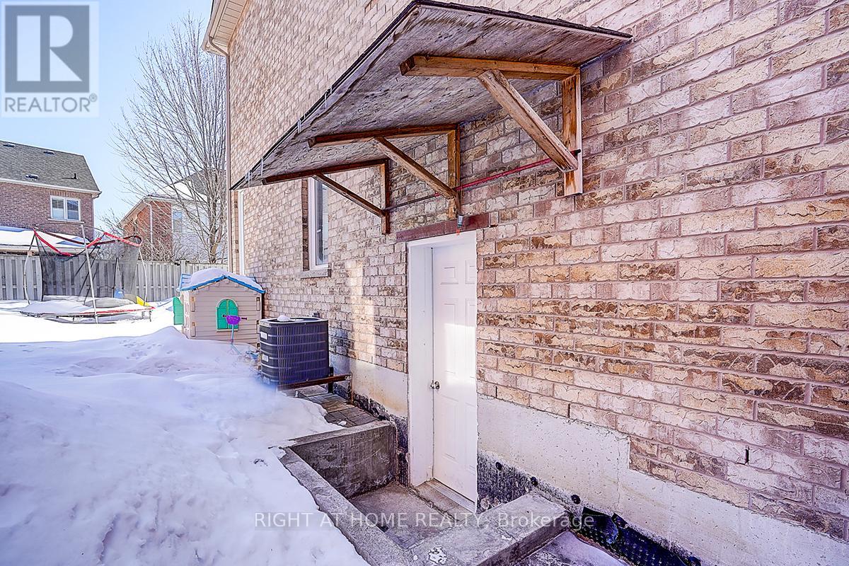 31 Waite Crescent, Whitchurch-Stouffville, Ontario  L4A 0B5 - Photo 3 - N12842524