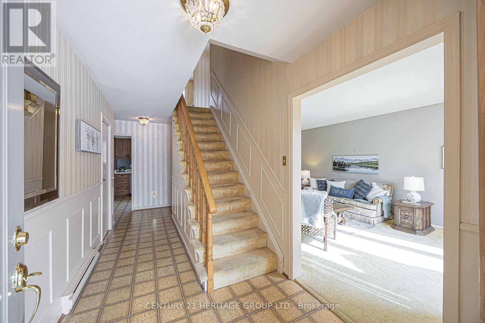 62 Fairway Drive, Aurora, Ontario  L4G 2H1 - Photo 5 - N12842548