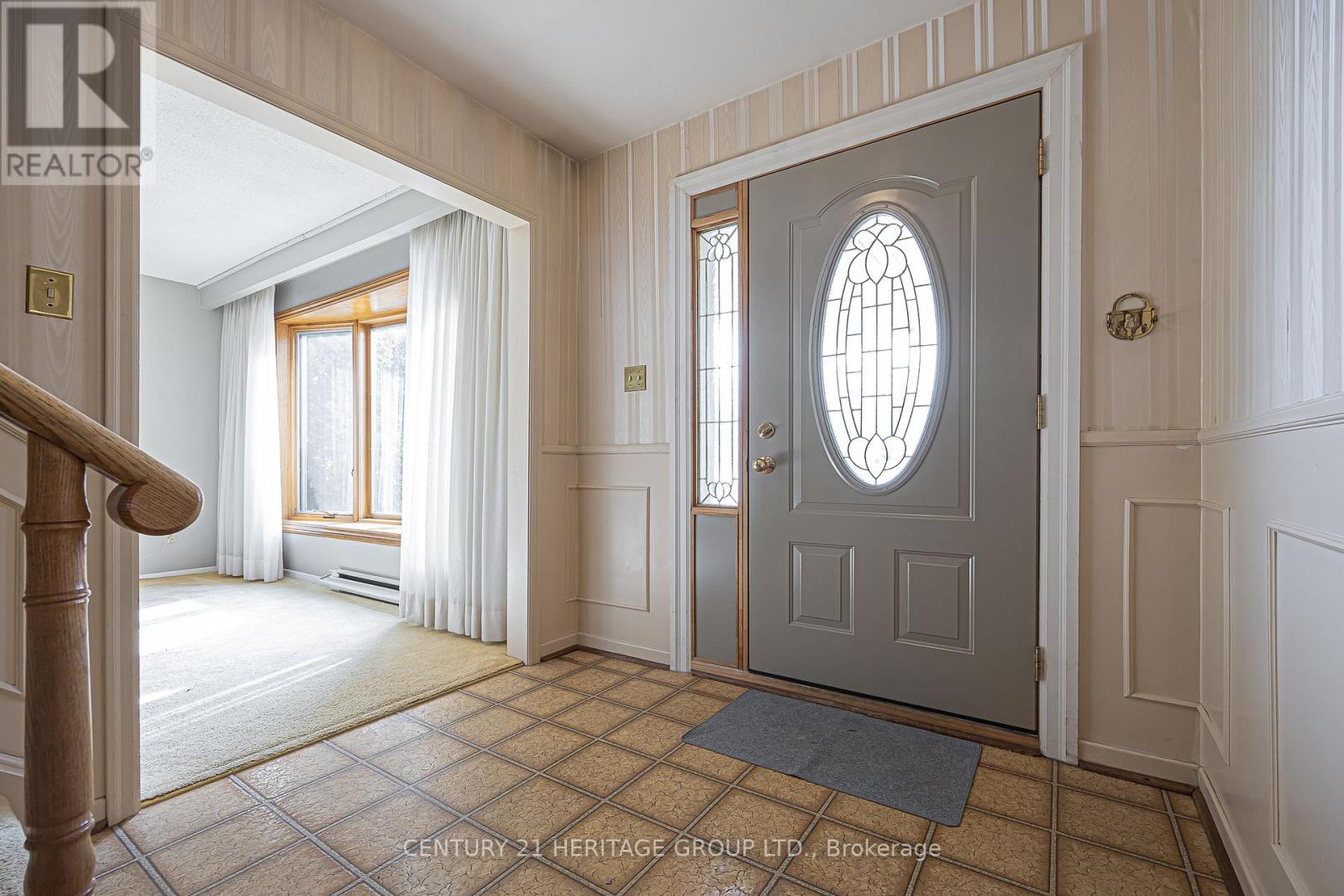 62 Fairway Drive, Aurora, Ontario  L4G 2H1 - Photo 6 - N12842548