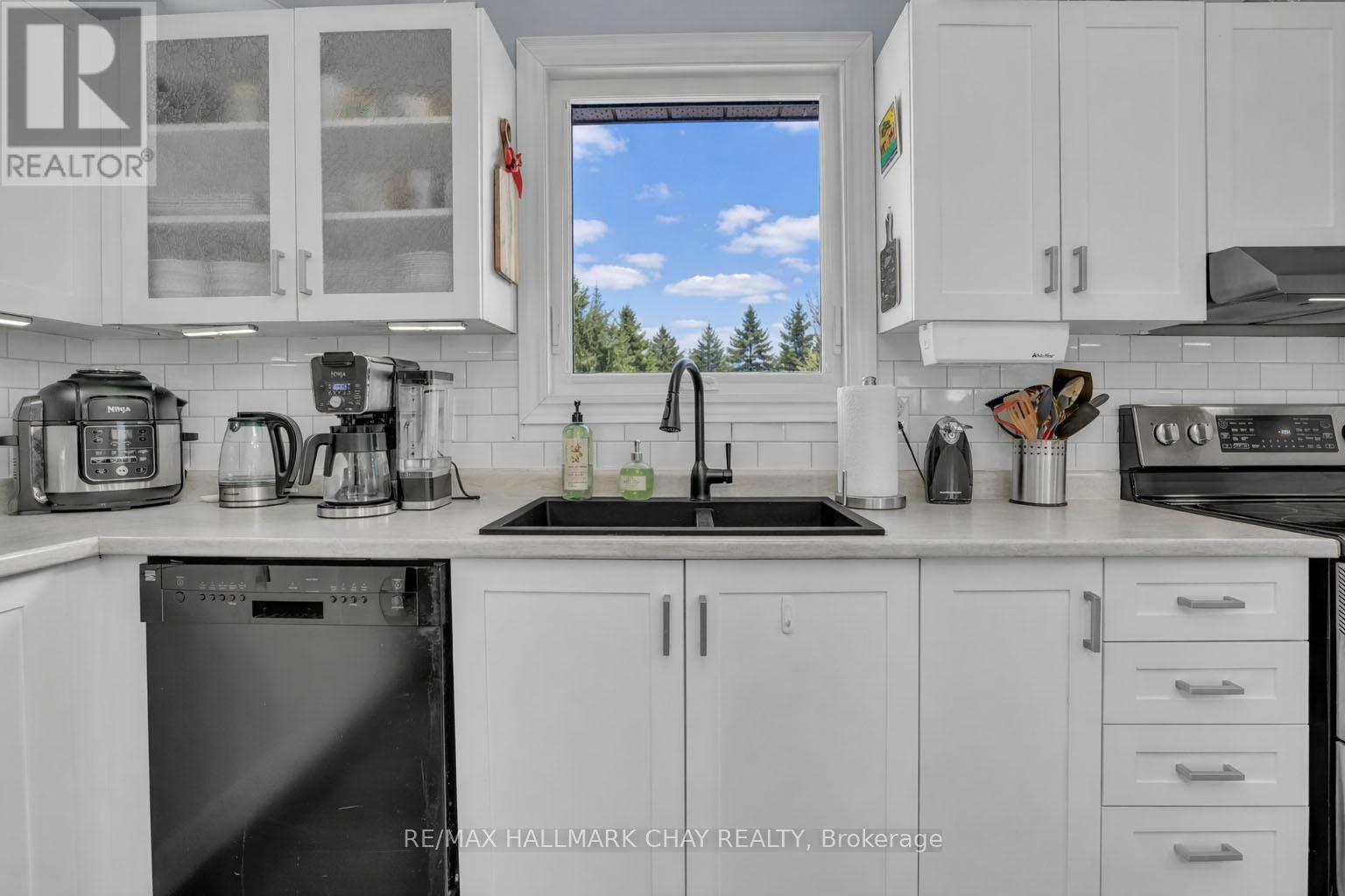 8 St Patricks Drive, Springwater, Ontario  L0L 2K0 - Photo 10 - S12842514