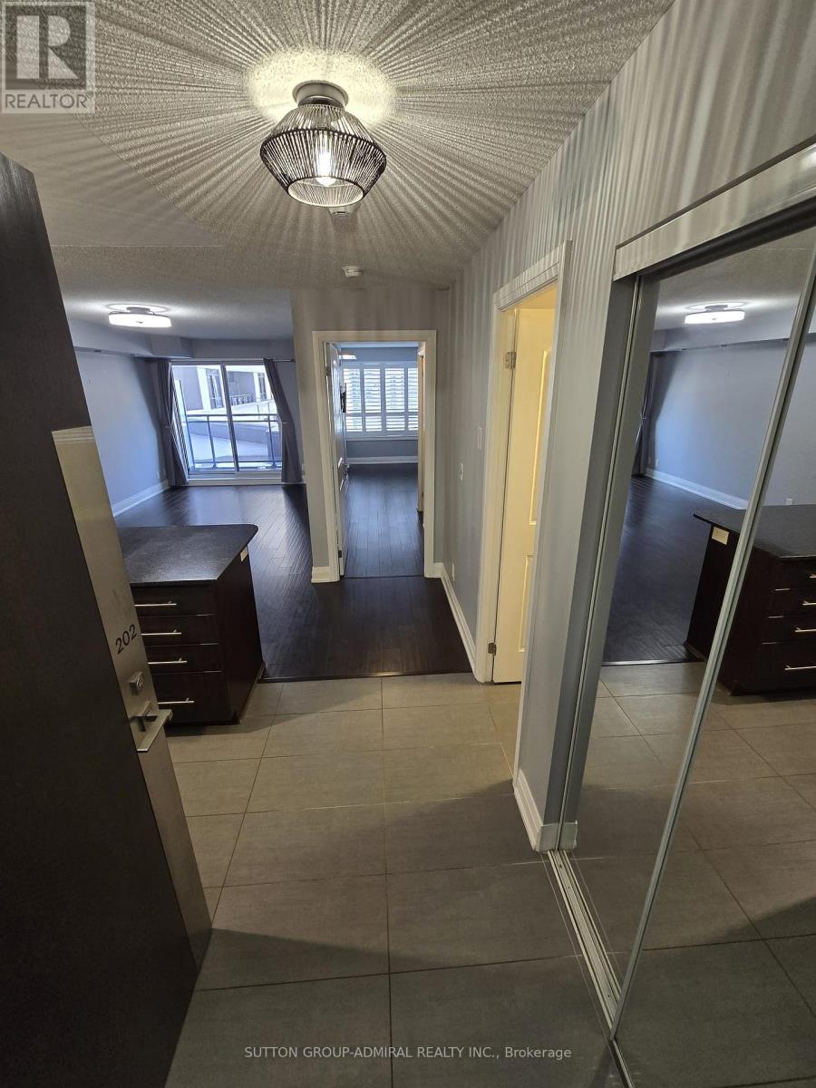 202 - 1060 Sheppard Avenue W, Toronto (York University Heights), Ontario  M3J 0G7 - Photo 4 - W12813838