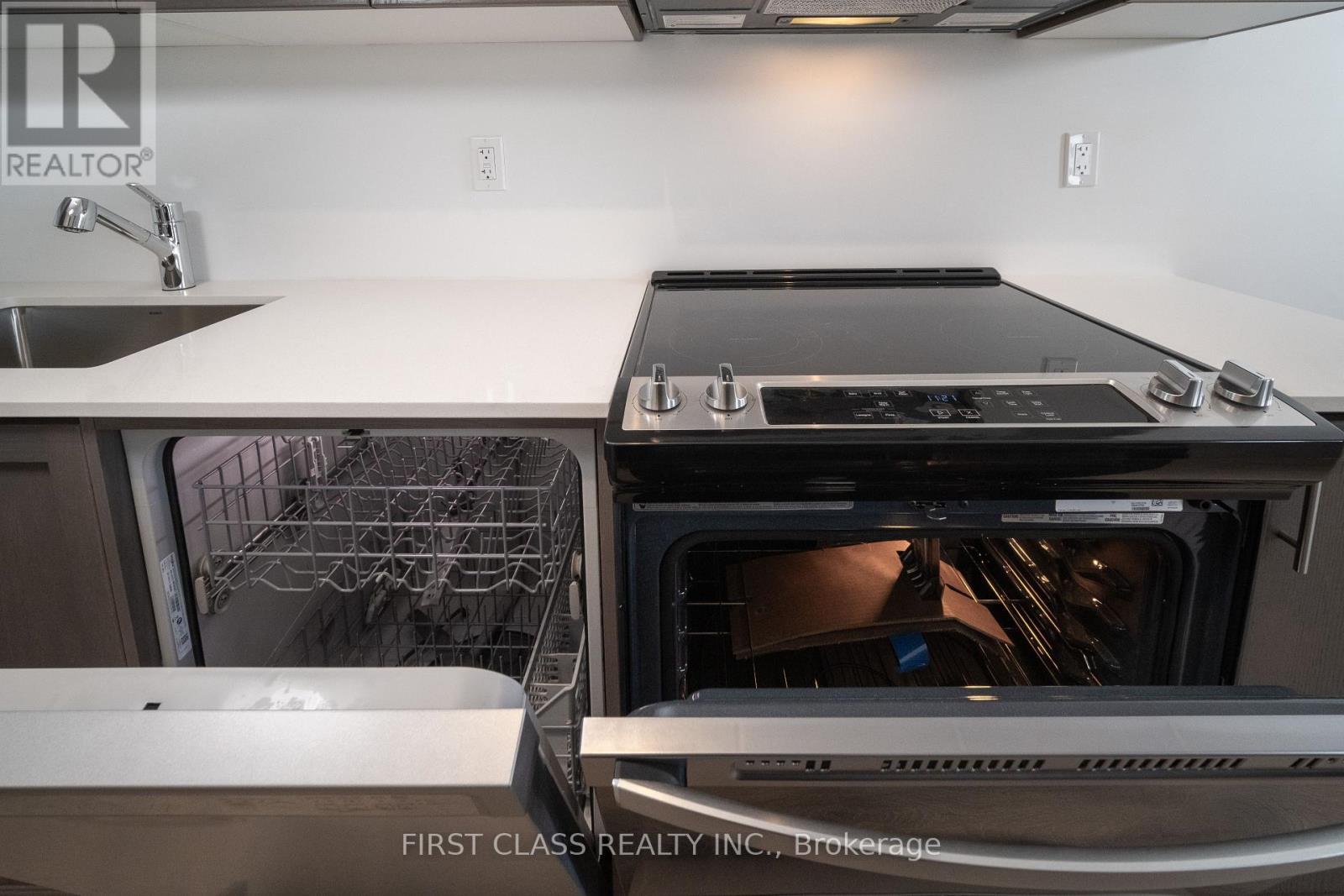 11 - 20 Lytham Green Circle, Newmarket, Ontario  L3X 1X5 - Photo 13 - N12842672