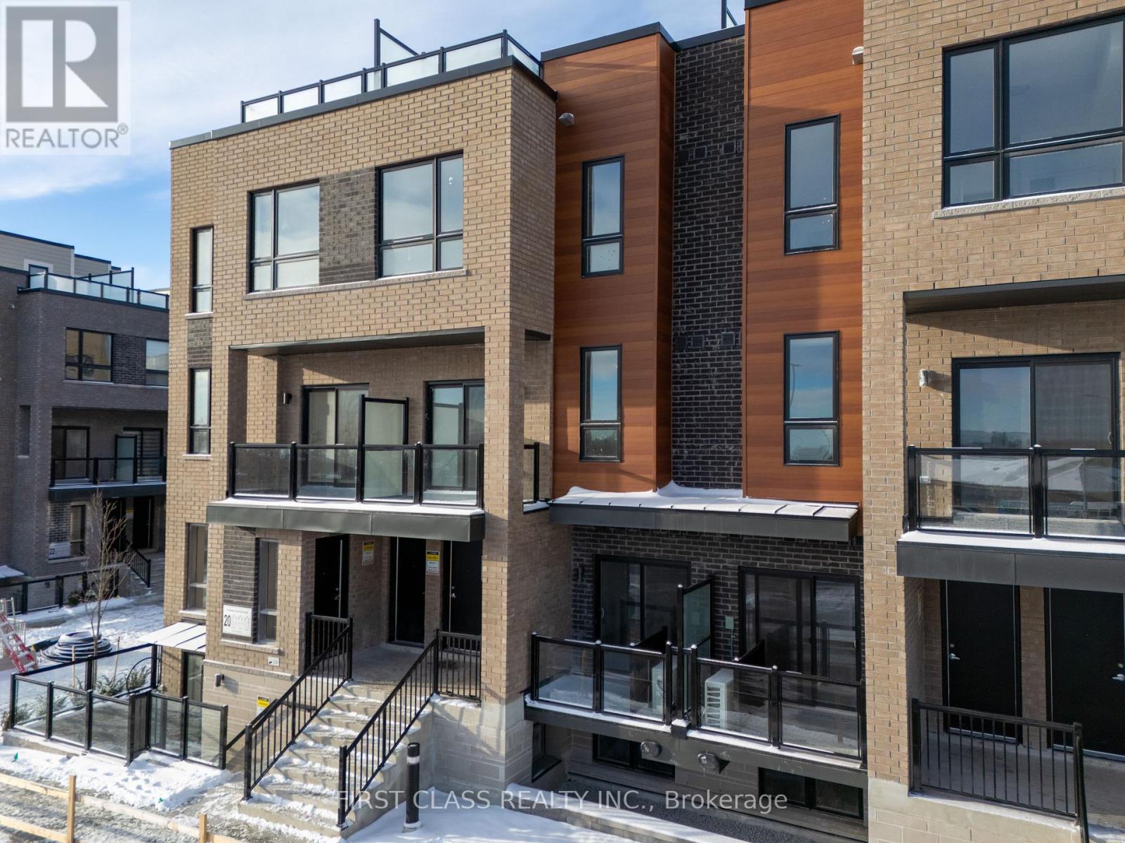 11 - 20 Lytham Green Circle, Newmarket, Ontario  L3X 1X5 - Photo 2 - N12842672