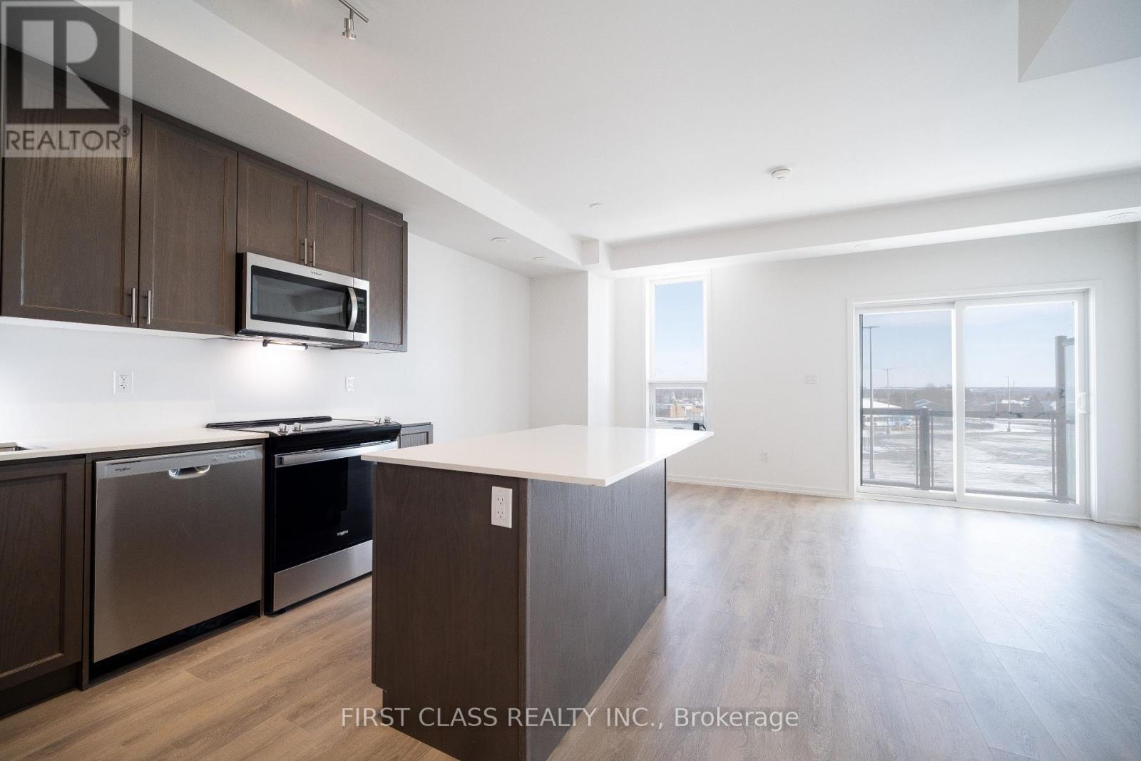 11 - 20 Lytham Green Circle, Newmarket, Ontario  L3X 1X5 - Photo 6 - N12842672