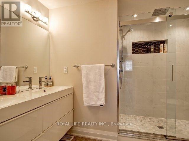 1070 Lindsay Drive, Oakville, Ontario  L6M 3B5 - Photo 13 - W12842666