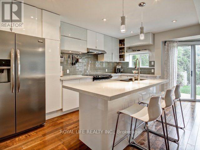 1070 Lindsay Drive, Oakville, Ontario  L6M 3B5 - Photo 8 - W12842666