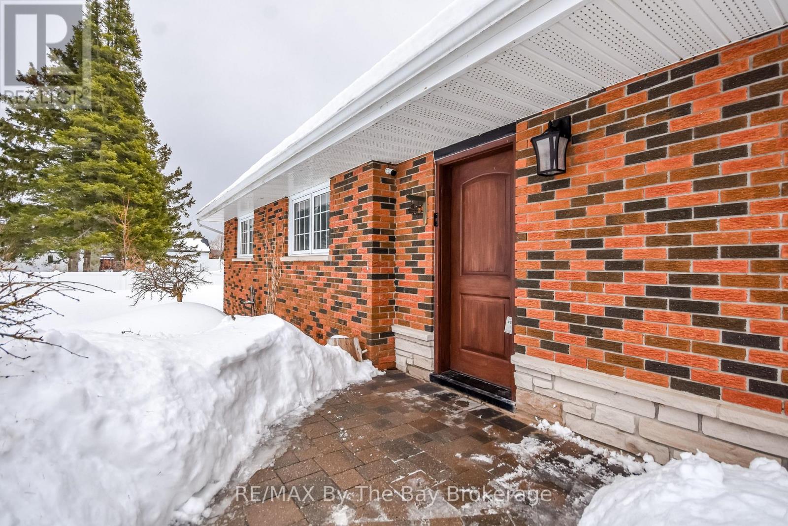 111 Balm Beach Road E, Tiny, Ontario  L0L 2J0 - Photo 2 - S12814178