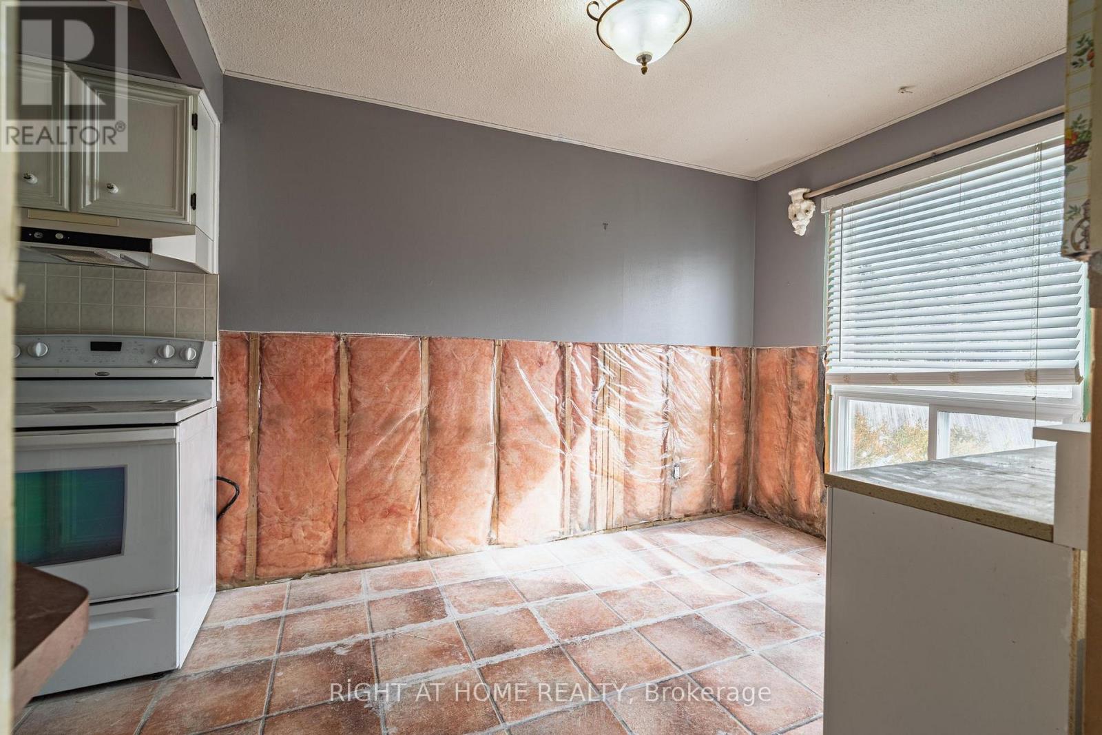 5 Simmons Boulevard, Brampton, Ontario  L6V 3V3 - Photo 4 - W12842746