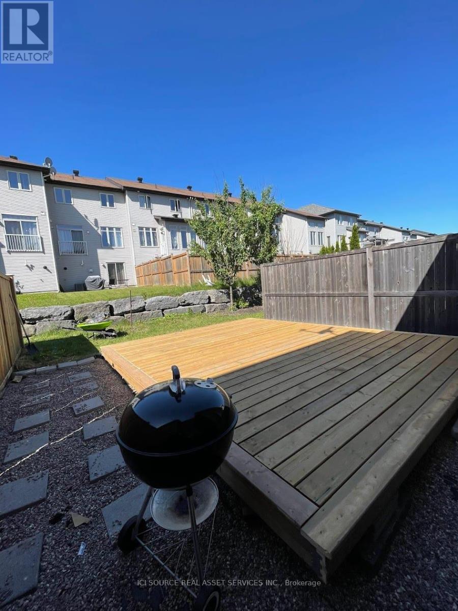 27 Torbec Avenue, Ottawa, Ontario  K2T 0B6 - Photo 5 - X12842722