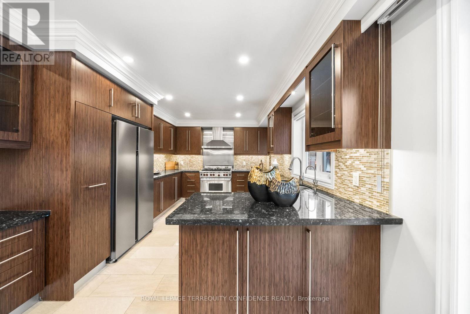 84 Bestview Drive, Toronto, Ontario  M2M 2X9 - Photo 8 - C12842864