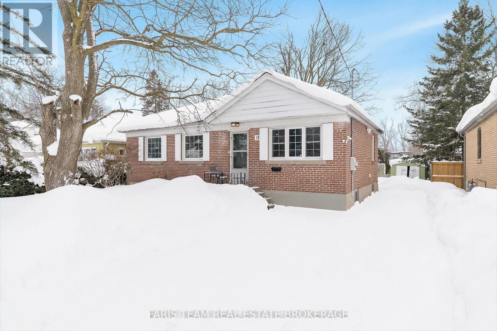 18 Newton Street, Barrie (Wellington), Ontario  L4M 3N3 - Photo 1 - S12842794