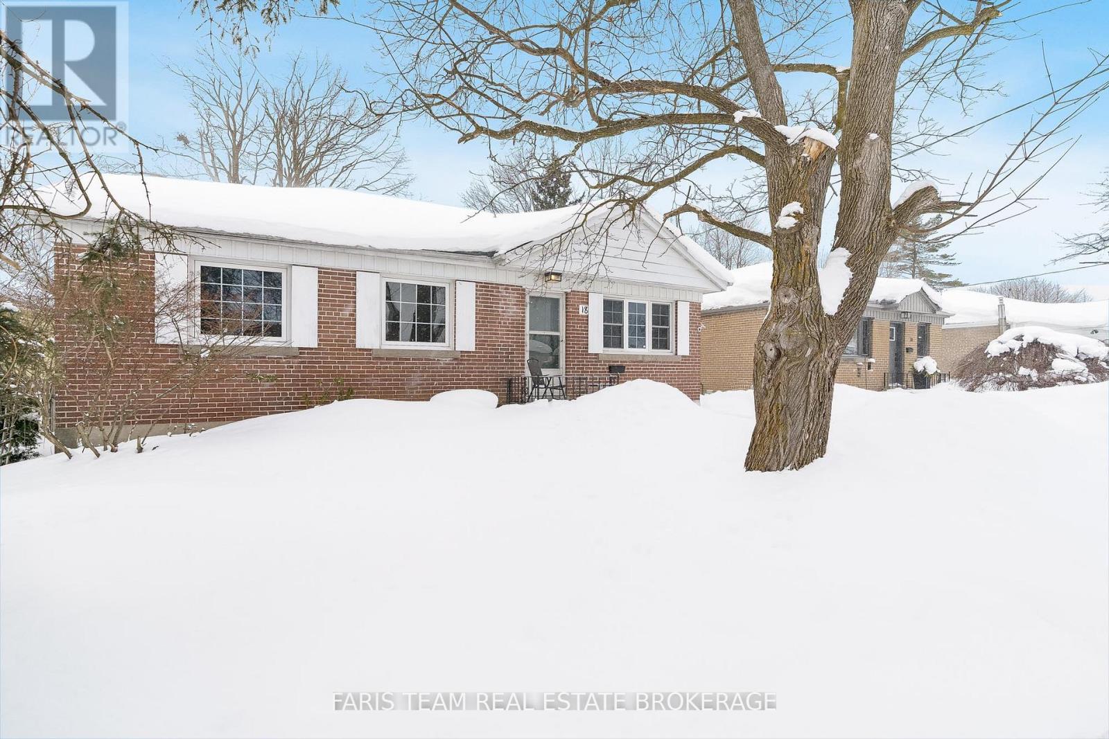 18 Newton Street, Barrie (Wellington), Ontario  L4M 3N3 - Photo 3 - S12842794